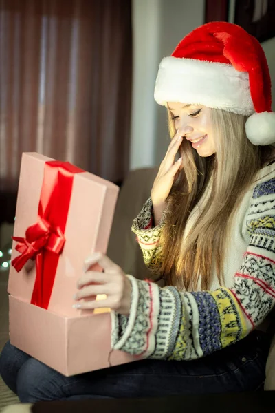 Piękna blondynka na Boże Narodzenie, z pudełkiem prezentów w rękach. — Zdjęcie stockowe