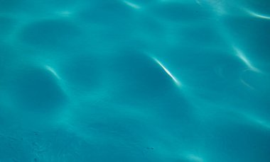 Mavi su. Açık mavi su arkaplanı