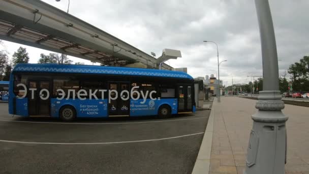 Moskou. Rusland-augustus 2020: Blauwe elektrische bus bij het laadstation, opladen vanaf de stroomafnemer. — Stockvideo