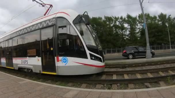 Moscú. Rusia-agosto 2020: Transporte público urbano en VDNH. — Vídeo de stock