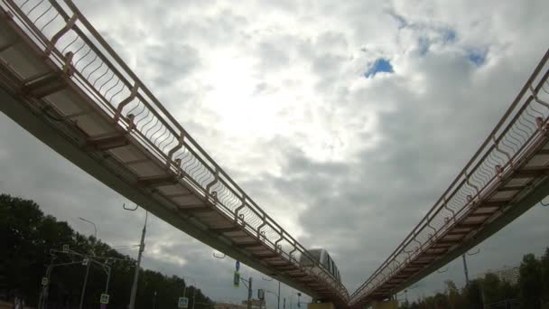 Monorail na VDNKh.Městská hromadná doprava. — Stock video