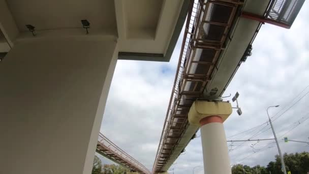 De Monorail bij VDNKh.Stedelijk openbaar vervoer. — Stockvideo