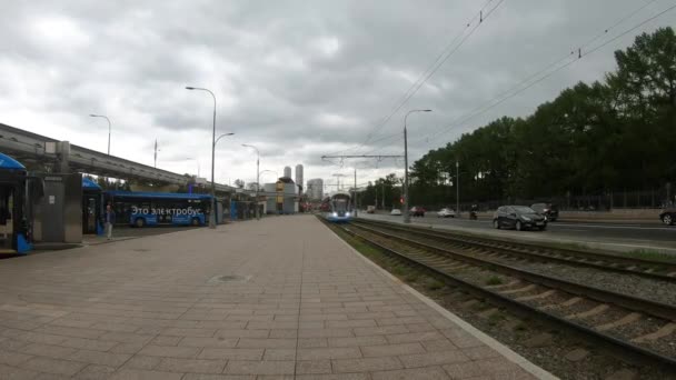Moskwa. Rosja-sierpień 2020: Miejski transport publiczny w VDNH. — Wideo stockowe