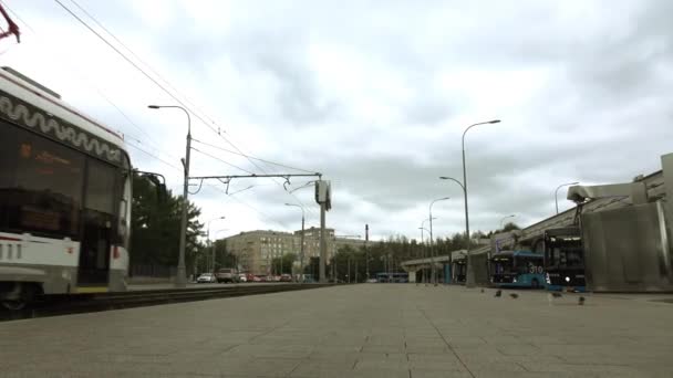 莫斯科。俄罗斯- 2020年8月：VDNH的城市公共交通. — 图库视频影像