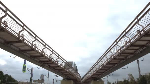 Moskva. Rusko-srpen 2020: Monorail ve VDNKh.Městská hromadná doprava. — Stock video