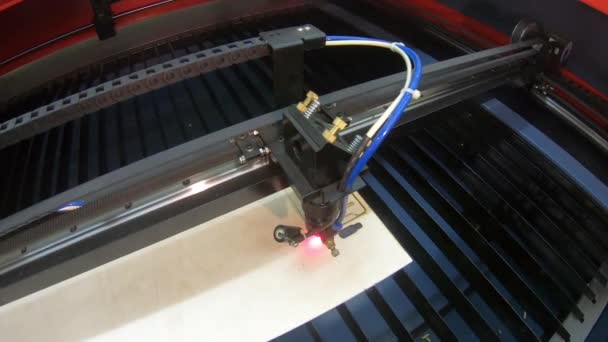 Sebuah sinar laser printer 3D membakar melalui gambar di papan kayu. — Stok Video