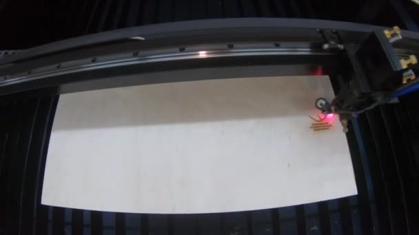 3Dプリンタレーザービームは、木製ボード上の図面を通して燃焼します. — ストック動画