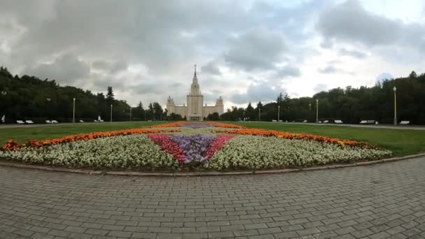 ロシア- 8月2020:モスクワ州立大学の建物の花の谷。スターリン超高層ビル。ロシアにおける教育の概念. — ストック動画