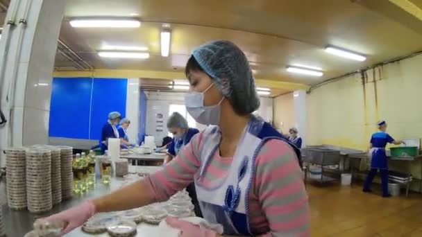 Moscovo. Rússia - Setembro 2020: loja para a produção de conservas de peixe. Mulheres trabalham em cortar peixe e embalá-lo em latas para venda. — Vídeo de Stock