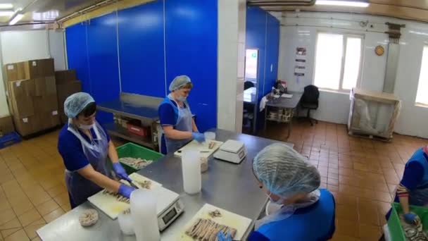 Moskou. Rusland - september 2020: winkel voor de productie van vis uit blik. Vrouwen werken aan het snijden van vis en het verpakken ervan in blikjes te koop. — Stockvideo