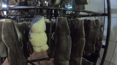 Balık ürünleri üretimi için kancalarda asılı duran deniz balıkları..