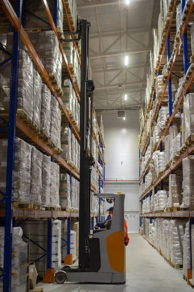 Loader in warehouses. Stacks of boxes in an industrial warehouse. — Stock Photo, Image