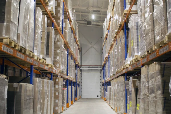 Montones de cajas en un almacén industrial. — Foto de Stock