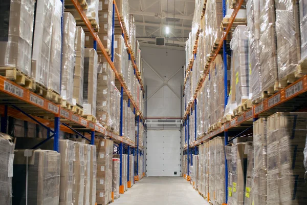 Montones de cajas en un almacén industrial. — Foto de Stock