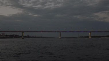 Volgograd, Rusya 'daki Volga Nehri üzerindeki köprünün aydınlanması, 15 Ağustos 2020.
