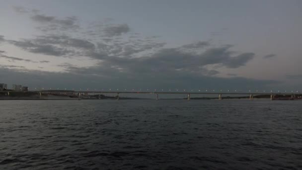 Světelné osvětlení mostu přes řeku Volhu ve Volgogradu, Rusko, 15. srpna 2020. — Stock video