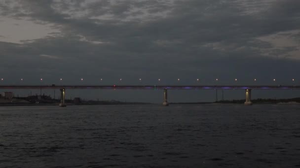 Beleuchtung der Brücke über die Wolga in Wolgograd, Russland, 15. August 2020. — Stockvideo