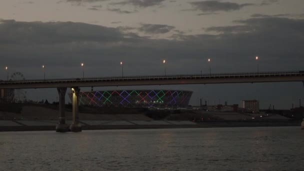 Iluminação clara da ponte sobre o rio Volga em Volgograd, Rússia, 15 de agosto de 2020. — Vídeo de Stock