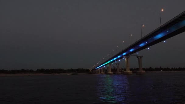 Volgogrado, Rusia - 17 de agosto de 2020: Iluminación ligera del puente sobre el río Volga en Volgogrado — Vídeo de stock