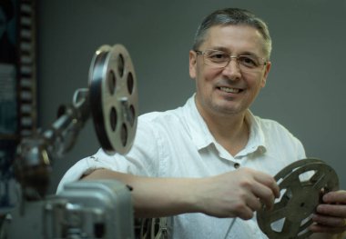 Film projeksiyonlu bir kameraman.