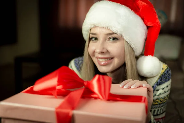 Красива блондинка в нові роки зображення з подарунковою коробкою в її руках . — стокове фото