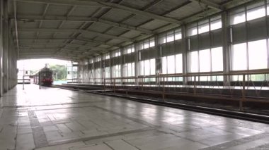 Volgograd, Rusya - 17 Ağustos 2020: Volgograd 'daki bir metro istasyonunda bir yeraltı tramvayı, tramvayların yer altında çalıştığı tek Rus şehri..