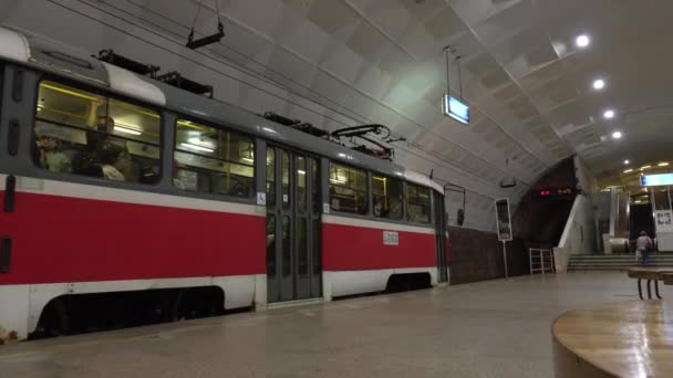 Volgograd, Rusland - 17 augustus 2020: een ondergrondse tram bij een metrostation in Volgograd, de enige Russische stad waar trams ondergronds rijden. — Stockvideo