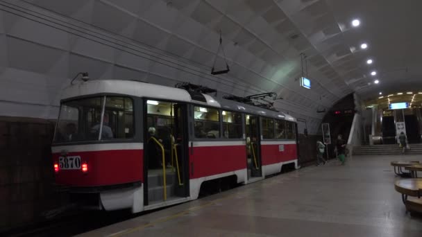 Volgogrado, Rusia - 17 de agosto de 2020: un tranvía subterráneo en una estación de metro en Volgogrado, la única ciudad rusa donde los tranvías funcionan bajo tierra. — Vídeo de stock