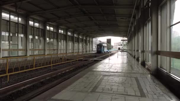 Volgograd, Ryssland - 17 augusti 2020: en underjordisk spårvagn vid en tunnelbanestation i Volgograd, den enda ryska staden där spårvagnar går under jord. — Stockvideo