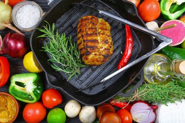 Gıda arka plan. Taze ot ve sebze ile tavada üzerinde ızgara biftek. en iyi düz görünüm.