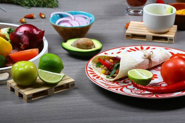 Yemek yemek, buritto, tarifi için malzemeler. Sokakta yemek. Fast food