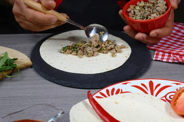 Μαγειρέψτε προετοιμασία νόστιμο μεξικάνικο burito στην κουζίνα, burritos tacos tortillas του κρέατος. Νόστιμη Μεξικάνικη κουζίνα — Φωτογραφία Αρχείου
