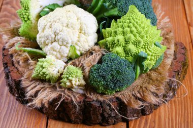 Lahana Brokoli farklı türleri, ahşap bir kütük üzerinde Romanesco.