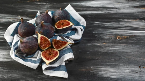 Frische Feigen Auf Schwarzem Holzgrund Gesundheit Und Ernährung Kopierraum Von — Stockfoto