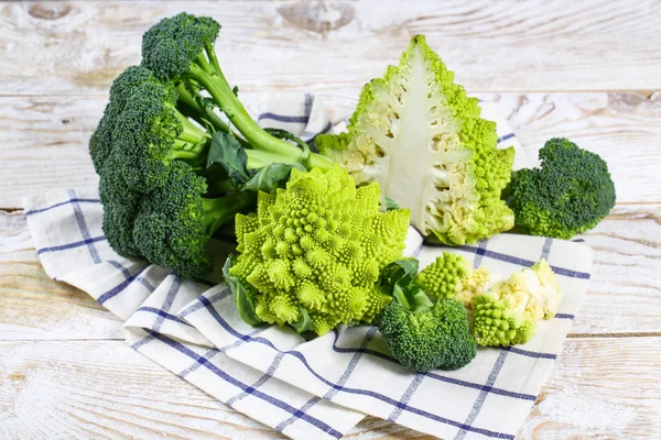 Samling Romanesco Broccoli Och Blomkål Köksbordet — Stockfoto