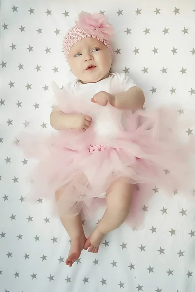 Portret Słodkiej Dziewczynki Okrągłymi Policzkami Puszystą Różową Spódnicą Kwiatem Głowie — Zdjęcie stockowe