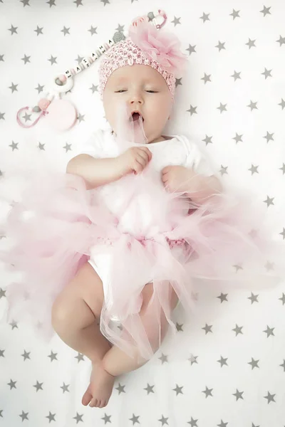 Menina Sorrindo Com Bochechas Redondas Uma Saia Rosa Fofo Uma — Fotografia de Stock