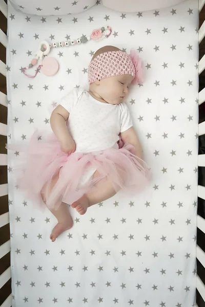 Klein Meisje Een Prachtige Jurk Pasgeboren Modus — Stockfoto