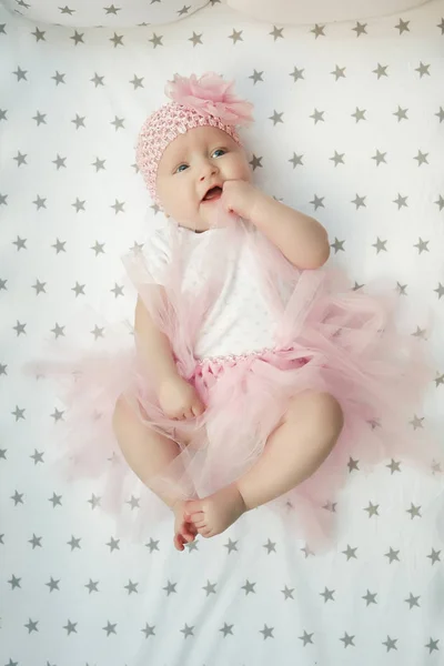 光を背景にふわふわのピンクのスカートに愛らしい赤ちゃんの肖像画 赤ちゃんの愛 — ストック写真