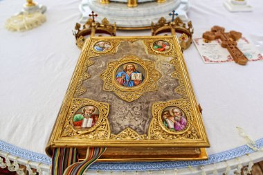Kilise, mihrap, İncil, kutsal, haçlı gelinler için altın taçlar üzerinde bir kilit ile altın bir İncil atfetmek
