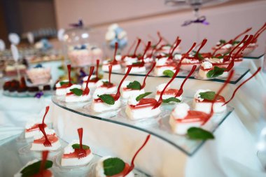 Düğün çeşnili tatlı kekleri, kaşıklı çömlekler, kremalı krema ve çilekli, reçelli sevgililer günü pastası, çikolata, açık büfe..