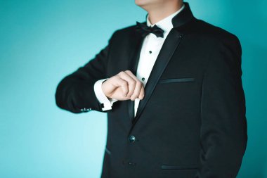 Damat sabah hazırlığı, yakışıklı damat giyiniyor ve düğün için hazırlanıyor, siyah takım elbise içinde..