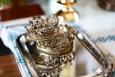 Geleneksel dini nikah töreni için kilisede altın taç..