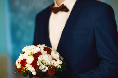 Günaydın yemek pişirme, güzel gelin, bir buket çiçekli bir takım elbiseyle düğüne hazırlanıyor ve hazırlanıyor..