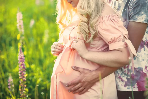 Attends Bébé Femme Enceinte Avec Mari Bien Aimé Mari Main — Photo