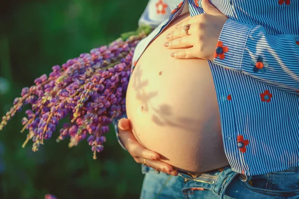 Zwangere Vrouw Houdt Haar Buik Bloem Liefde Concept Zwangerschaps Concept — Stockfoto
