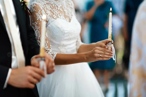 Счастливая Невеста Стильный Жених Проведение Свечей Свадебная Церемония Супружеская Пара — стоковое фото