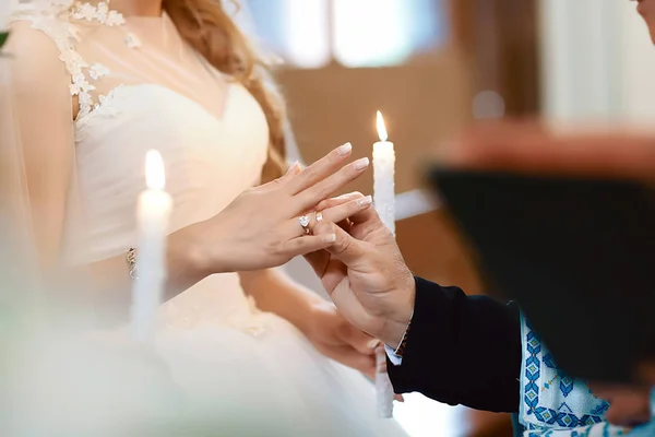 Φορούν Τελετουργική Γαμήλια Τελετή Στην Εκκλησία Χριστιανικές Παραδόσεις — Φωτογραφία Αρχείου