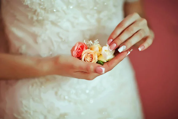 花嫁の手の中に白とピンクのバラと美しい繊細な花の結婚式の花束 花嫁の朝 — ストック写真