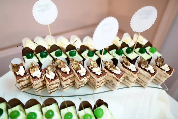 Свадебные Десертные Торты Вкусным Цветом Шведского Стола Украшенные Взбитыми Сливками — стоковое фото